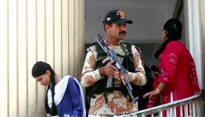 रिपोर्ट: पाकिस्तान के युवाओं के सामने दो विकल्प, चुप रहो या देश छोड़ो