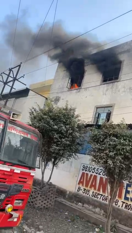 गाजियाबाद: प्लास्टिक फैक्ट्री में लगी भीषण आग, फायर ब्रिगेड ने पाया काबू