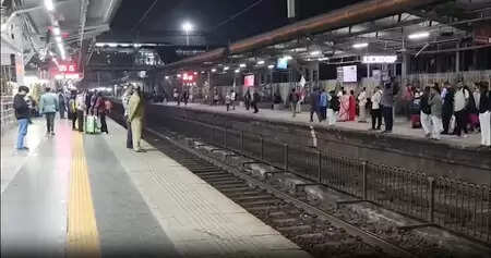 मुंबई: मेगा ब्लॉक के चलते पश्चिमी रेलवे की लोकल सेवाएं बाधित, यात्रियों को हो रही भारी परेशानी