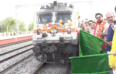 हिमाचल के ऊना से कोलकाता तक सीधी ट्रेन शुरू, सांसद अनुराग ठाकुर ने दिखाई हरी झंडी