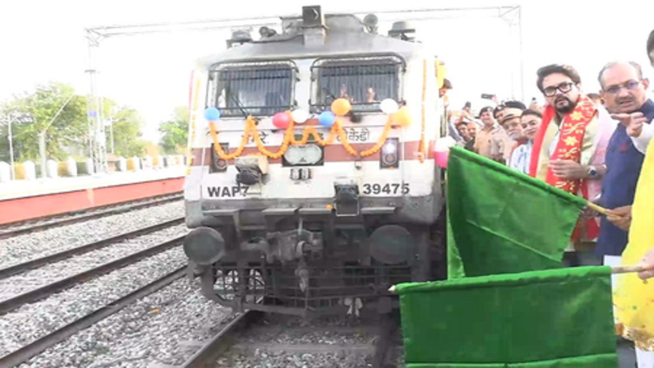 हिमाचल के ऊना से कोलकाता तक सीधी ट्रेन शुरू, सांसद अनुराग ठाकुर ने दिखाई हरी झंडी