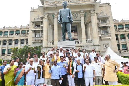 कर्नाटक: वित्तीय स्थिति पर श्वेत पत्र की मांग को लेकर भाजपा का विधान सौधा पर प्रदर्शन