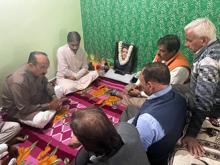 दिल्ली के मंत्री आशीष सूद ने जनकपुरी हादसे के पीड़ित के परिजनों से मुलाकात की