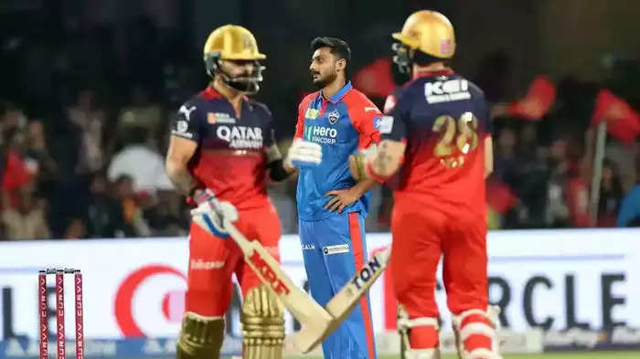 RCB vs DC, Highlights: अक्षर पटेल ने बल्लेबाज को दिखाई दादागिरी, फिर ऐसा पड़ा महंगा पहले ही ओवर में कप्तान की उधेेड दी बखियां