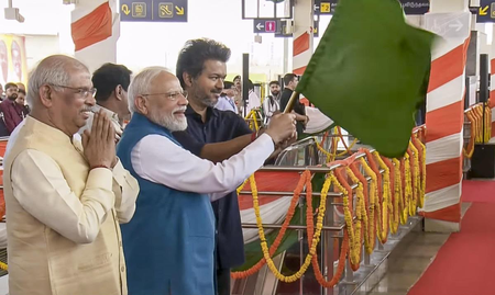 पीएम मोदी और सीएम विजय ने चेन्नई मेट्रो के दूसरे चरण के नेटवर्क पर पहली ट्रेन को दिखाई हरी झंडी, छात्रों से की बात