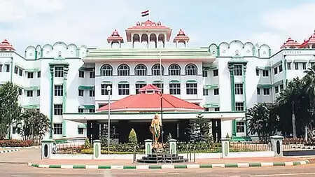 मद्रास हाईकोर्ट ने तिरुपरनकुंद्रम पहाड़ी पर कार्तिगई दीपम जलाने का आदेश दिया