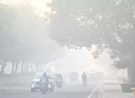 दिल्ली-एनसीआर : 90 प्रतिशत इलाकों में एक्यूआई 400 के पार, नोएडा-गाजियाबाद भी गैस चेंबर में तब्दील