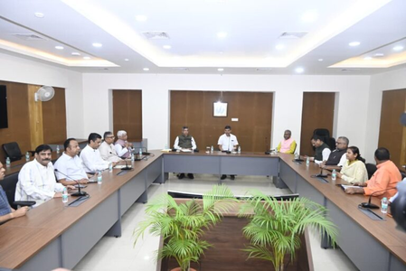 झारखंड : भर्ती परीक्षाओं की सीबीआई जांच और छात्रों पर दर्ज एफआईआर रद्द करने की मांग तेज, भाजपा ने मुख्य सचिव को सौंपा ज्ञापन