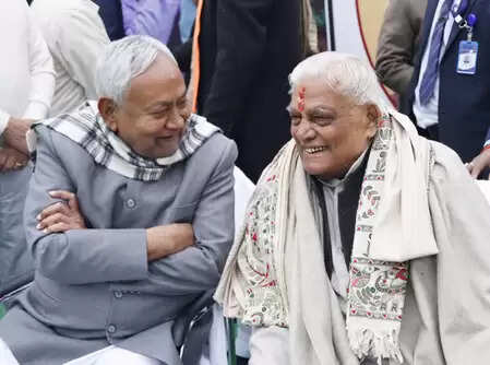 पटना: सीएम नीतीश ने सम्राट चौधरी के घर पहुंचकर उनके पिता को दी जन्मदिन की बधाई