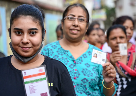 पश्चिम बंगाल चुनाव: मतदान केंद्रों पर वोटर्स की लंबी कतारें, सुबह 9 बजे तक 18.39 प्रतिशत वोट पड़े