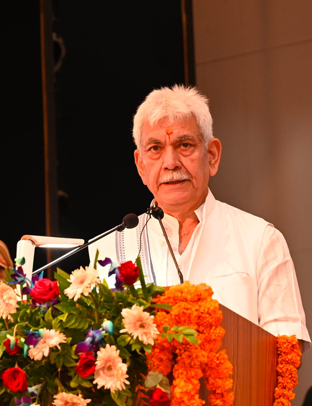 घाटी के युवा विदेशी मॉडल की नकल नहीं, स्थानीय समस्याओं के समाधान खोजें: मनोज सिन्हा