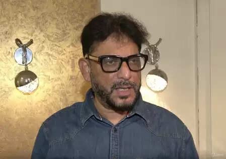 मुस्लिम महिला का हिजाब खींचना शर्मनाक, माफी मांगे सीएम नीतीश कुमार: वारिस पठान