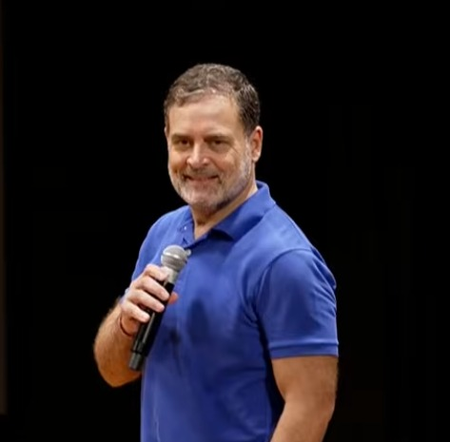 संविधान और संघ की विचारधारा के बीच जारी है लड़ाई: राहुल गांधी
