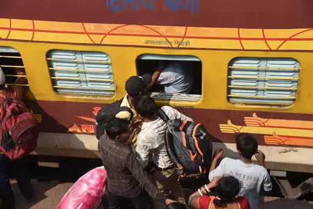 लाहाबोन-सिमुलतला रेलखंड में ट्रैक अवरोध, रेलवे ने कई ट्रेनों के रूट बदले