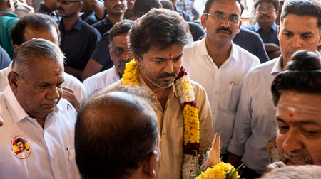 तमिलनाडु के मुख्यमंत्री विजय ने 'स्वर्ण वलय योजना' के शुभारंभ के बाद मीनाक्षी मंदिर में प्रार्थना की