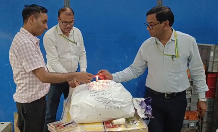 नोएडा सिटी मॉल में खाद्य सुरक्षा विभाग का छापा, 240 लीटर घी और 18 किलो मिर्च पाउडर सीज