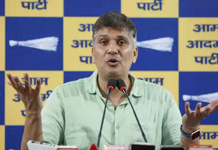 दिल्ली के उपराज्यपाल वीके सक्सेना के कार्यकाल पर 'आप' का हमला, सौरभ भारद्वाज बोले- “बे-आबरू होकर गए एलजी”