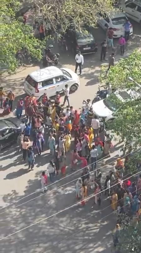 नोएडा : सेक्टर 121 गढ़ी चौखंडी में पुलिस पर पथराव, अब तक 300 से अधिक गिरफ्तार