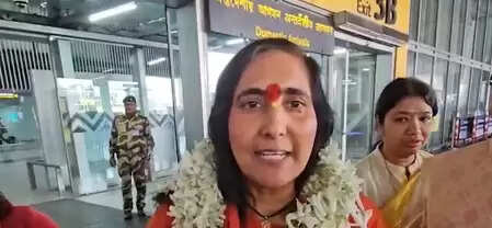 पद्म भूषण साध्वी ऋतंभरा 'गीता पाठ' कार्यक्रम के लिए कोलकाता पहुंचीं, बोलीं- देश में 'बाबर' स्वीकार नहीं