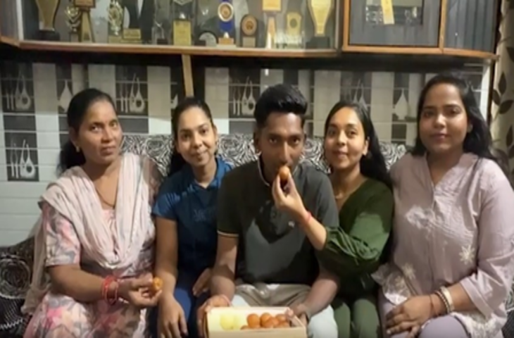 छोले कुलचे बेचने वाले का बेटा अब टीम इंडिया के लिए लगाएगा चौके-छक्के, अंडर-19 क्रिकेट टीम में अर्जुन का चयन