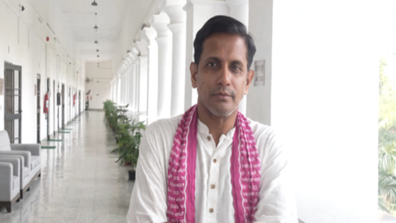 राहुल गांधी आईडेंटिटी क्राइसिस के शिकार, तय करें नेता हैं या कॉमेडियन: तुहिन सिन्हा
