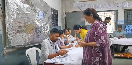 गुजरात में स्थानीय निकाय चुनाव के लिए मतदान जारी, विधानसभा उपाध्यक्ष ने की वोट डालने की अपील