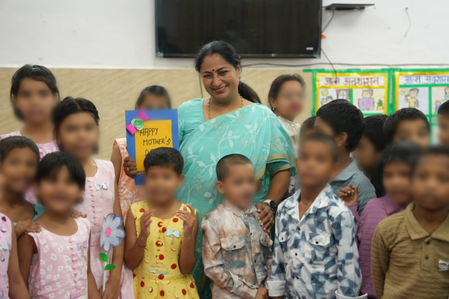 सीएम रेखा गुप्ता ने लाजपत नगर का किया दौरा, 'विलेज कॉटेज होम' के बच्चों के साथ बिताए पल