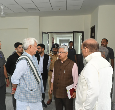 जम्मू-कश्मीर के एलजी मनोज सिन्हा ने श्रीनगर में अमरनाथ यात्रा से जुड़ी तैयारियों का किया निरीक्षण