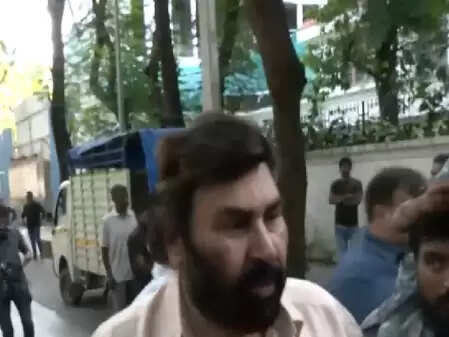 अस्पताल से डिस्चार्ज होने के बाद धर्मेंद्र से मिलने पहुंचे गुड्डू धनोआ, दिया हेल्थ अपडेट