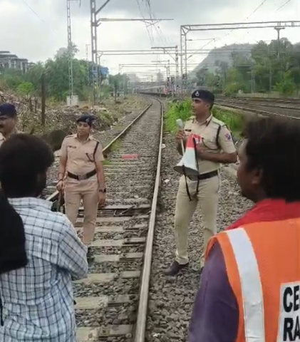 मुंबई: 'सिग्नल, यार्ड और कार शेड से ट्रेन में न चढ़ें यात्री', सेंट्रल रेलवे ने दी चेतावनी