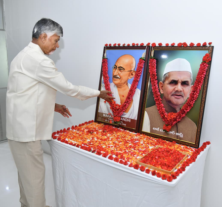 आंध्र प्रदेश के राज्यपाल, मुख्यमंत्री और उपमुख्यमंत्री ने महात्मा गांधी और लाल बहादुर शास्त्री को दी श्रद्धांजलि