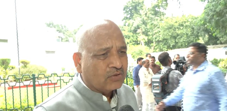 मुख्य चुनाव आयुक्त ने संविधान में दिए गए अधिकारों को किया चकनाचूर, तुरंत इस्तीफा दें : कांग्रेस