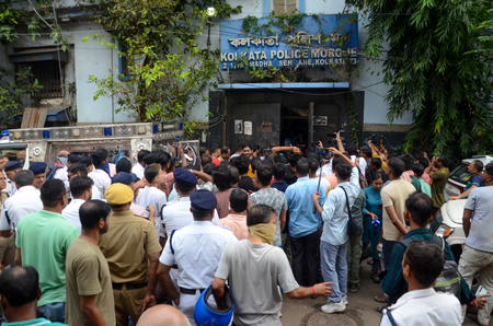 कोलकाता भगदड़ मामले में आरोपी की पत्नी का आरोप, 'पंडाल गिरने का ऐलान करने को कहा गया था'