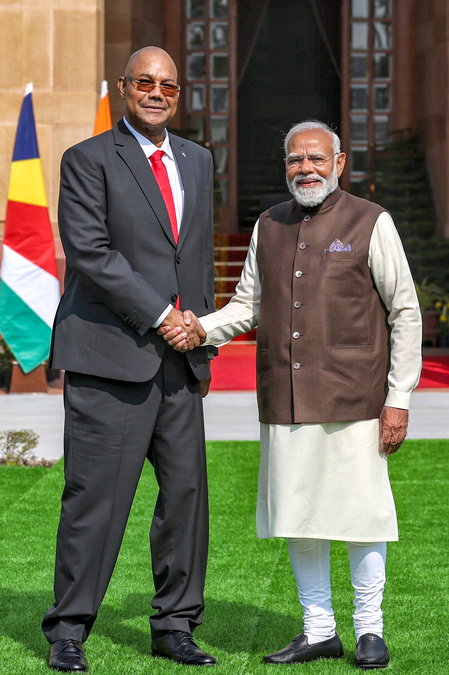 सेशेल्स के लिए रवाना हुए पीएम मोदी, बोले- समुद्री सहयोग और हिंद महासागर क्षेत्र में सुरक्षा को मिलेगा बढ़ावा