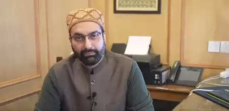 जम्मू-कश्मीर : 'मैं फिर नजरबंद हूं,' मीरवाइज उमर फारूक ने 2025 की त्रासदियों पर जताई चिंता