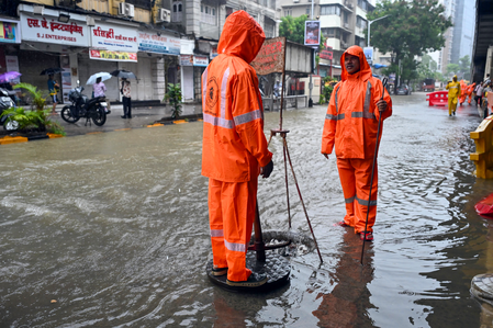 मुंबई और ठाणे में भारी बारिश की चेतावनी के मद्देनजर 7 जुलाई को स्कूल बंद रहेंगे