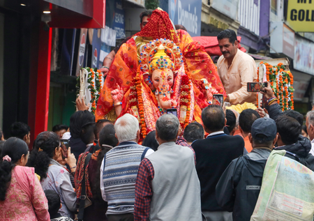 गणपति बप्पा मोरया, अगले बरस तू जल्दी आ: विसर्जन से पहले करें ये जरूरी पूजा और विदाई रस्में