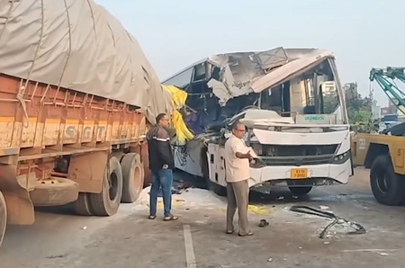 कर्नाटक के चित्रदुर्ग में सरकारी बस की लॉरी से टक्कर; ड्राइवर समेत दो की मौत, 6 घायल