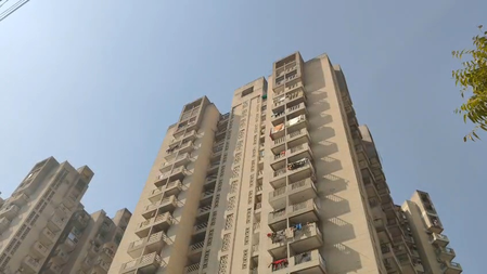 ग्रेटर नोएडा : मां पर चाकू से हमला करने के बाद युवक ने 5वीं मंजिल से लगाई छलांग, मौत