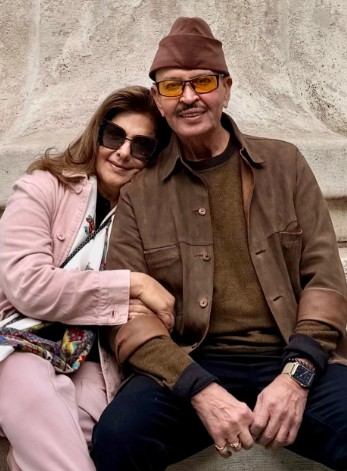 शादी की 55वीं सालगिरह पर राकेश रोशन ने साथ निभाने के लिए पत्नी पर लुटाया प्यार