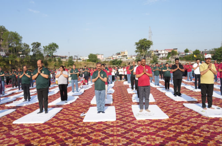 हिमाचल के मुख्यमंत्री ने 2,000 लोगों के साथ किया योगाभ्यास, योग दिवस से जुड़ी पुस्तिका का किया विमोचन