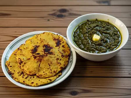 सरसों का साग और मक्के की रोटी : सर्दियों में स्वाद और सेहत का खजाना