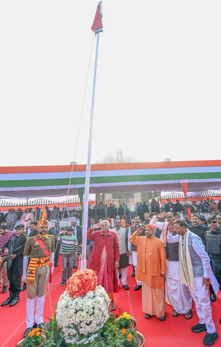 राज्यपाल आनंदीबेन पटेल ने ली परेड की सलामी, ‘वंदे मातरम’ के 150 वर्ष झांकी में उकेरे गए