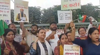 पटना में लोक भवन की ओर मार्च कर रहे पीएचडी धारकों और शोधार्थियों को पुलिस ने रोक दिया