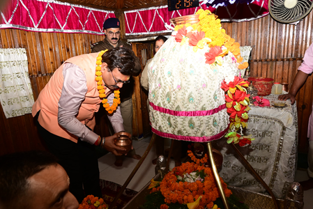 उत्तरकाशी: गंगोत्री धाम पहुंचे मुख्य सचिव आनंद बर्द्धन, मां गंगा की पूजा कर प्रदेश की सुख-समृद्धि की कामना की