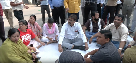 लखनऊ में वकीलों के चैंबर तोड़े जाने पर हंगामा, सड़क पर बैठकर किया प्रदर्शन