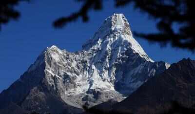 नेपाल में हिमस्खलन से प्रभावित हिमलुंग पर्वत के बेस कैंप से दो शव बरामद
