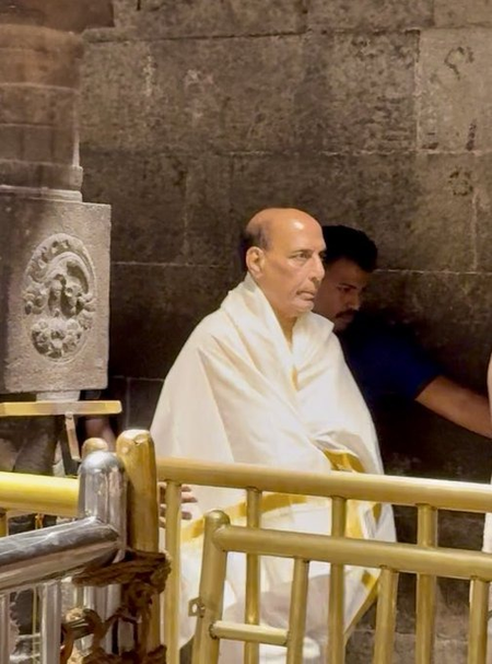 तिरुचेंदूर के सुब्रमण्य स्वामी मंदिर पहुंचे रक्षा मंत्री राजनाथ सिंह, कहा- 'दिव्य ऊर्जा से धन्य हुआ मन'