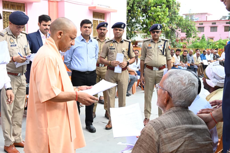 जन समस्याओं पर त्वरित संवेदनशीलता दिखाएं अधिकारी, कराएं पारदर्शी निस्तारण: सीएम योगी