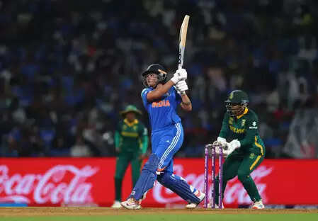 महिला विश्व कप फाइनल: शेफाली और दीप्ति का अर्धशतक, भारत ने 7 विकेट पर बनाए 298 रन